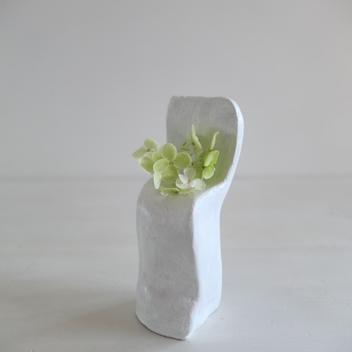 小さな椅子・白い陶オブジェ「 se na ⅱ 」ディスプレイアート