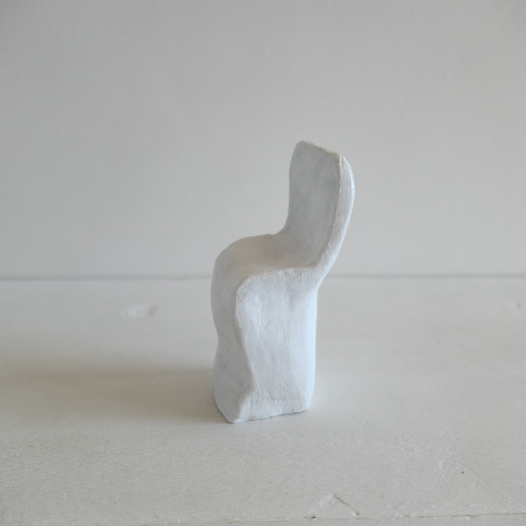 小さな椅子・白い陶オブジェ「 se  na  ⅱ 」ディスプレイアート・インテリアアクセサリー・フラワベース・彫刻・花器 5枚目の画像