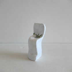 小さな椅子・白い陶オブジェ「 se  na  ⅱ 」ディスプレイアート・インテリアアクセサリー・フラワベース・彫刻・花器 10枚目の画像