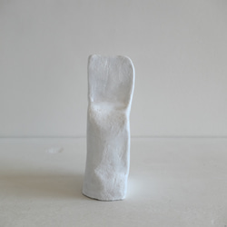 小さな椅子・白い陶オブジェ「 se  na  ⅱ 」ディスプレイアート・インテリアアクセサリー・フラワベース・彫刻・花器 2枚目の画像