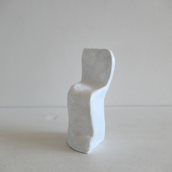 小さな椅子・白い陶オブジェ「 se  na  ⅱ 」ディスプレイアート・インテリアアクセサリー・フラワベース・彫刻・花器 3枚目の画像