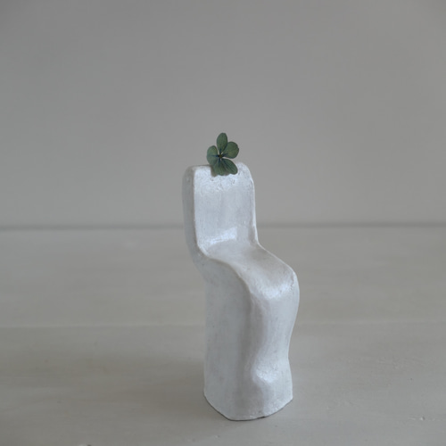 小さな椅子・白い陶オブジェ「 se na ⅱ 」ディスプレイアート