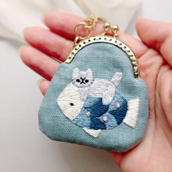 魚に乗る猫の刺繍ミニがま口 4枚目の画像