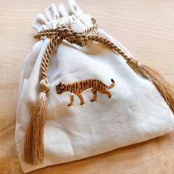 刺繍フリル巾着ポーチ／タイガー／トラ 1枚目の画像