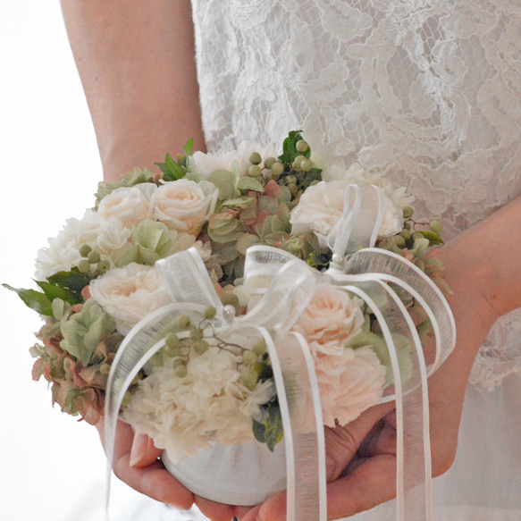 お花のリングピロー　リース型　プリザーブドフラワー　ホワイト　専用ケース付き 3枚目の画像