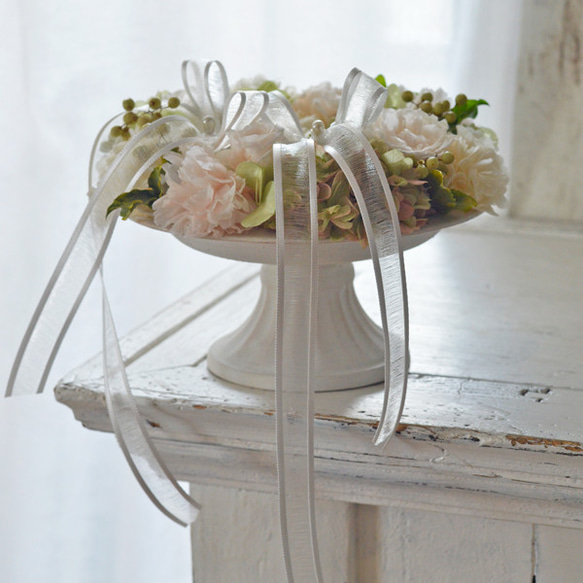 お花のリングピロー　リース型　プリザーブドフラワー　ホワイト　専用ケース付き 2枚目の画像