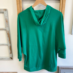 促銷價 ★❤️ 薄款棉質裁剪縫製材質蝙蝠袖連帽衫綠色（尺寸L） 第16張的照片