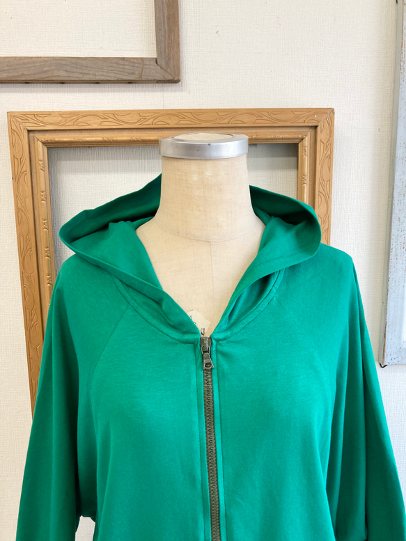 促銷價 ★❤️ 薄款棉質裁剪縫製材質蝙蝠袖連帽衫綠色（尺寸L） 第5張的照片