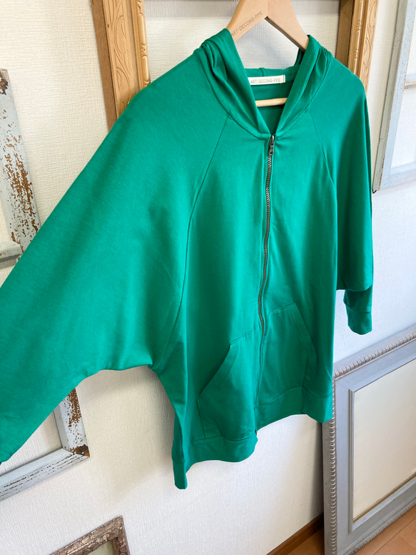 促銷價 ★❤️ 薄款棉質裁剪縫製材質蝙蝠袖連帽衫綠色（尺寸L） 第15張的照片