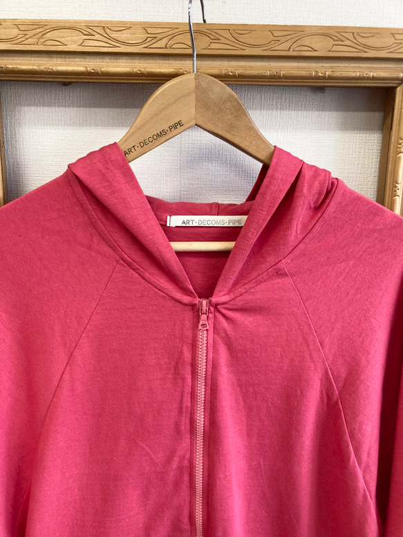 促銷價❤️薄款棉質剪裁縫製材質蝙蝠袖連帽衫震撼粉紅色（尺寸L） 第13張的照片