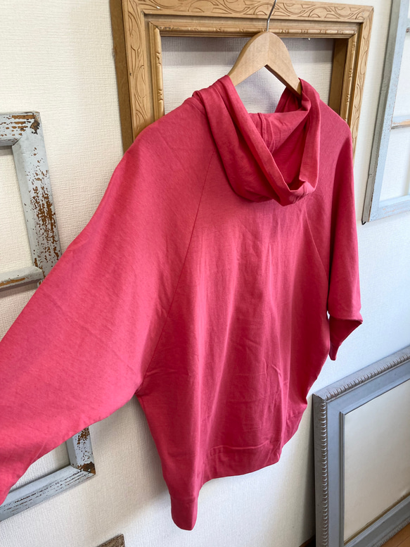 促銷價❤️薄款棉質剪裁縫製材質蝙蝠袖連帽衫震撼粉紅色（尺寸L） 第17張的照片