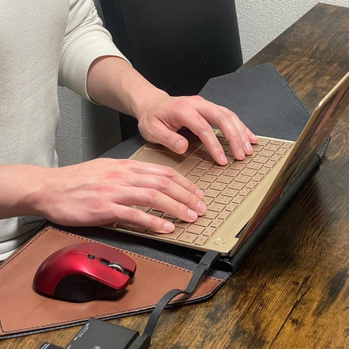 21色からカスタマイズ】革製マウスパッド一体型ノートパソコンケース