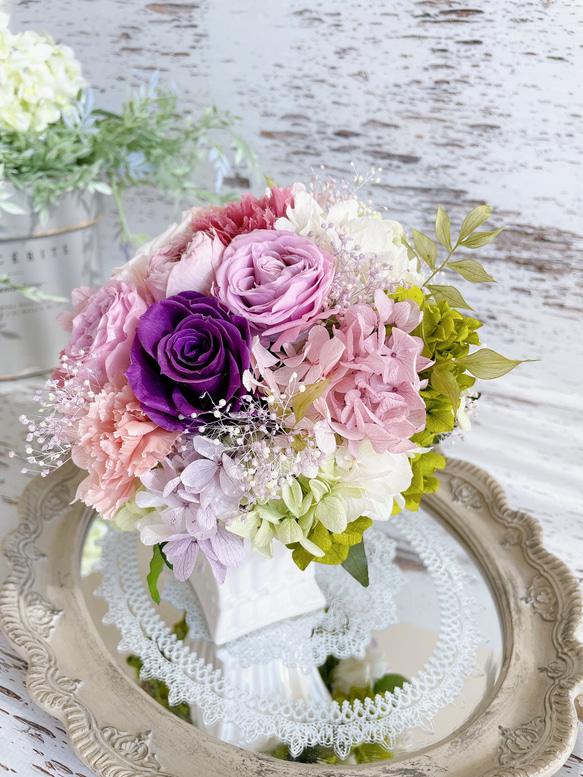 華やかな紫色のアレンジメント〜Raffiné　/誕生日/新築祝い/結婚祝い/退職祝い/出産祝い/記念日/敬老の日 5枚目の画像
