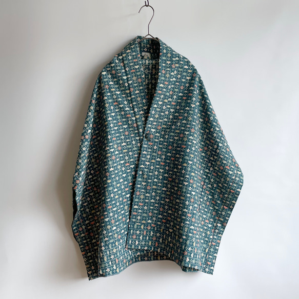 【1点もの】さんかく羽織 ブローチ付き -絹 紬 着物地 青緑に松竹梅 TRH298 7枚目の画像