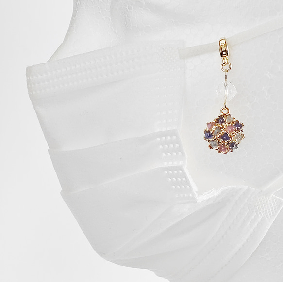 初夏を彩る花 紫陽花とダイヤカット水晶のマスクチャーム（天然石/ゴールドカラー） 2枚目の画像