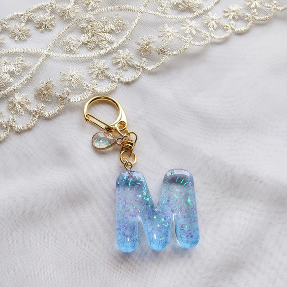レジン イニシャルキーホルダー 「M」 ソーダ色 キーホルダー 5f.m  