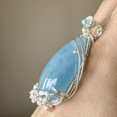 大きな水の雫のようなアクアマリンのワイヤーペンダント