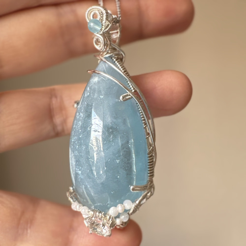 大きな水の雫のようなアクアマリンのワイヤーペンダント