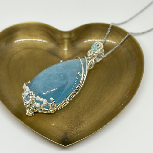 大きな水の雫のようなアクアマリンのワイヤーペンダント