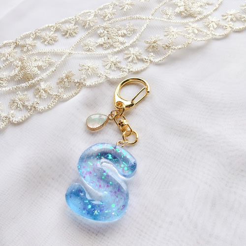 レジン イニシャルキーホルダー「S」 ソーダ色 キーホルダー 5f