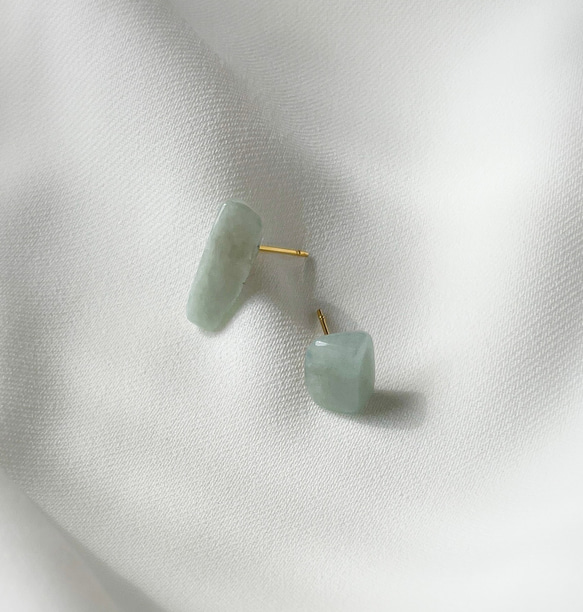 【iB gem】翡翠のミニピアス　天然石　一粒ピアス　一点物 1枚目の画像