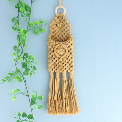 リモコン・スマホもポンッと入れられるマクラメウォールポケット