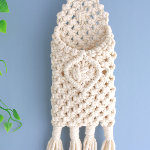 リモコン・スマホもポンッと入れられるマクラメウォールポケット