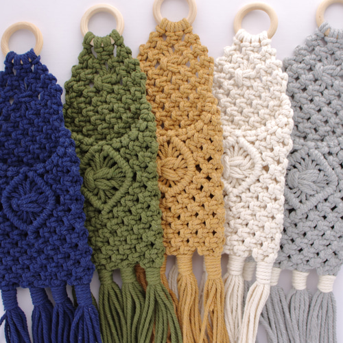 リモコン・スマホもポンッと入れられるマクラメウォールポケット