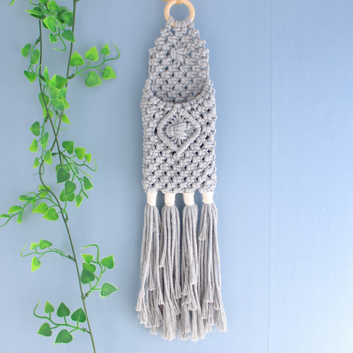 リモコン・スマホもポンッと入れられるマクラメウォールポケット