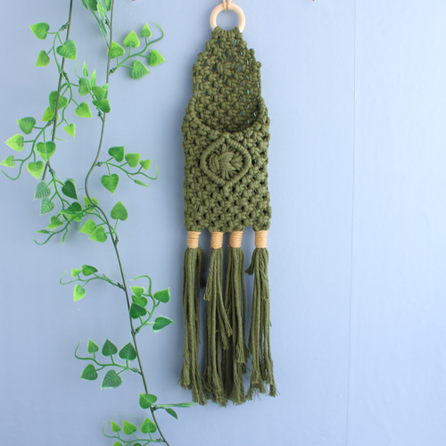 リモコン・スマホもポンッと入れられるマクラメウォールポケット