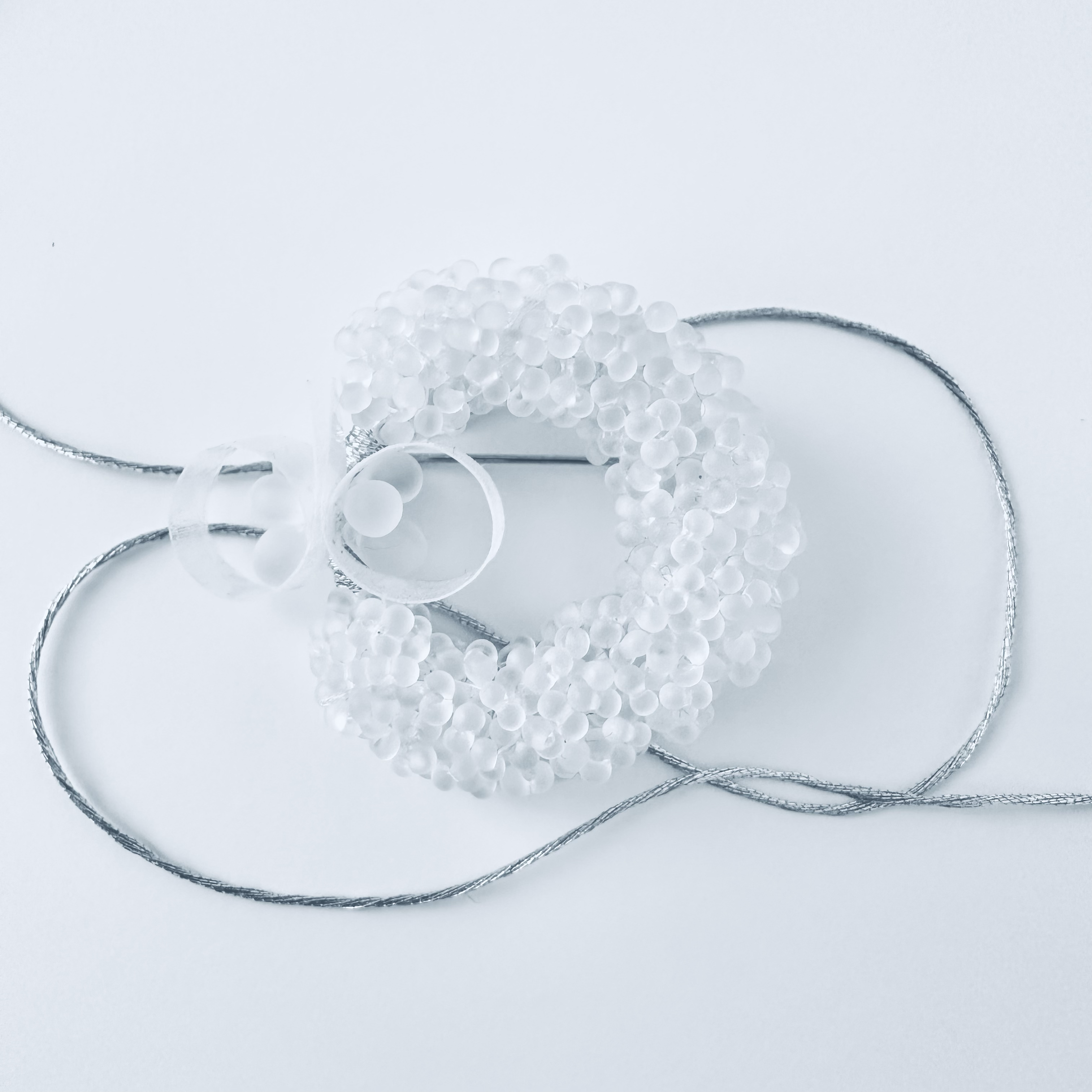 ガラスビーズ刺繍とオーガンジー生地ちょうちょシンプルフープブローチ【受注製作】 #3sing