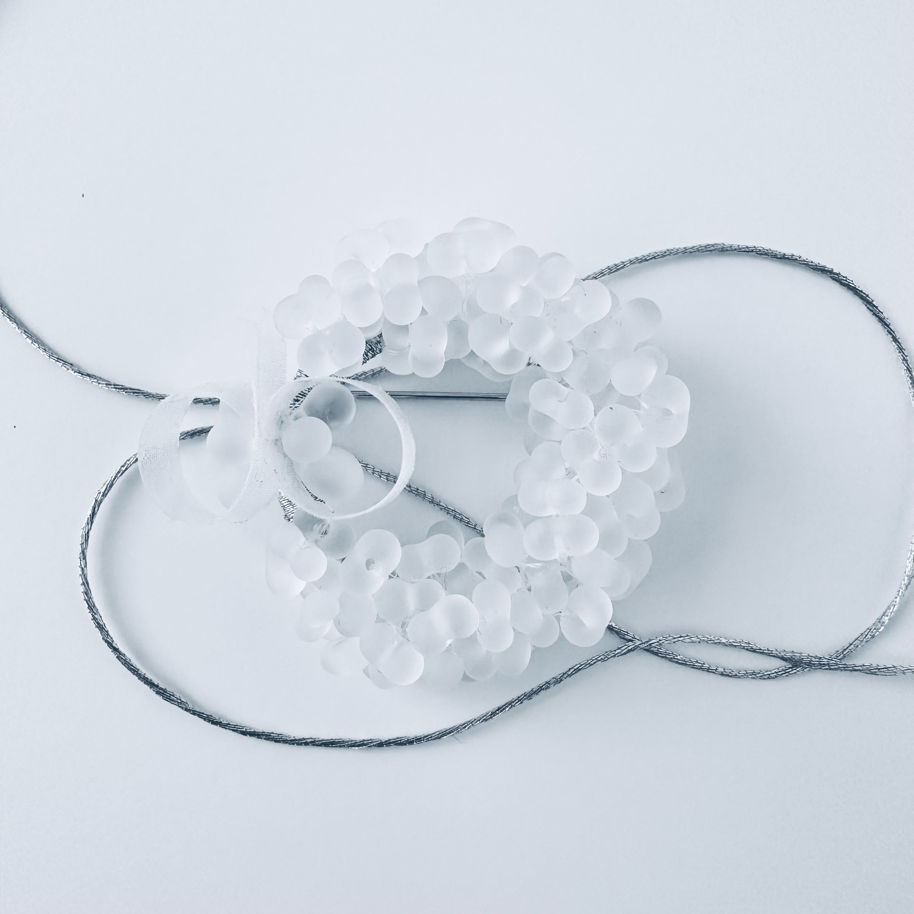 ガラスビーズ刺繍とオーガンジー生地ちょうちょシンプルフープブローチ【受注製作】 #5sing