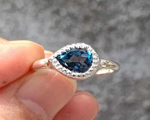 ロンドンブルートパーズ きらめく深いブルーのしずく 2,5ct ミル