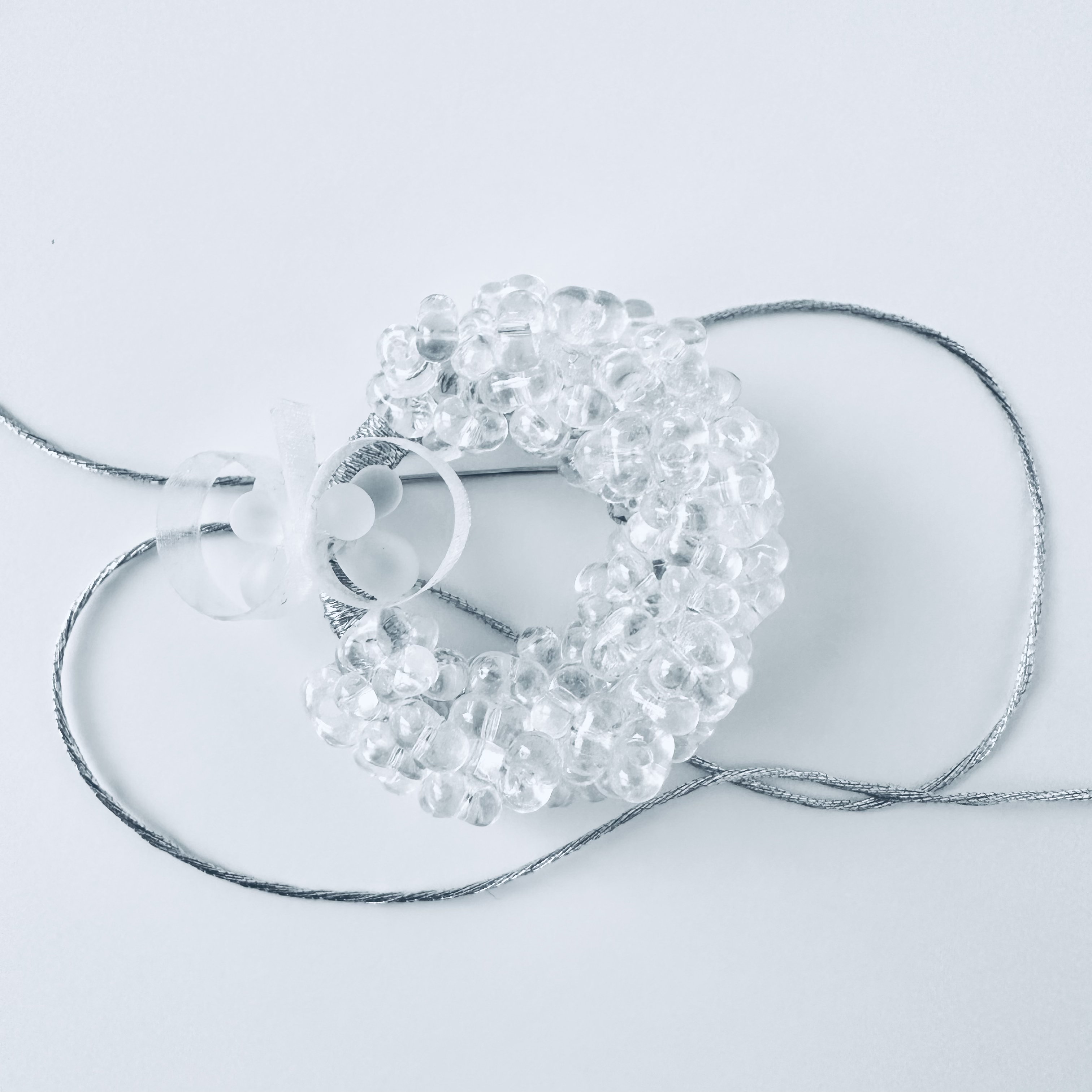 ガラスビーズ刺繍とオーガンジー生地ちょうちょシンプルフープブローチ【受注製作】#9sing