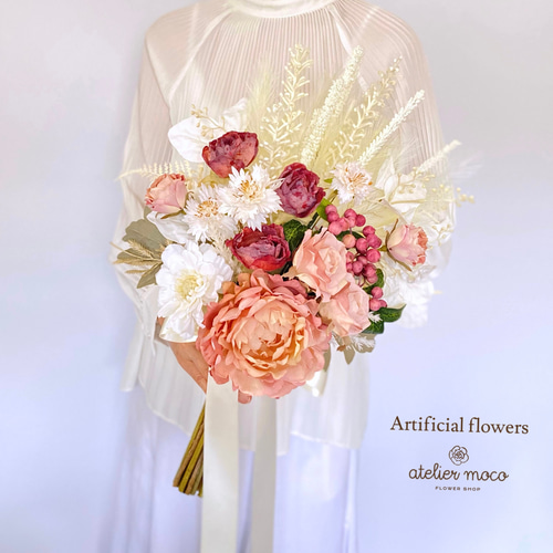 ロマンティークピオニーのクラシカルクラッチブーケ（アーティ