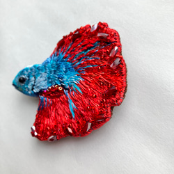 ベタの刺繍オーナメント/ブローチ "red and blue betta fish" 魚モチーフ　魚ブローチ 12枚目の画像