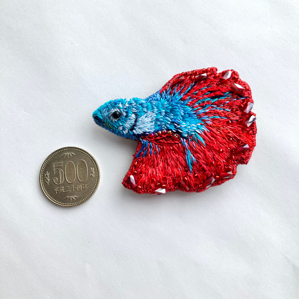 ベタの刺繍オーナメント/ブローチ "red and blue betta fish" 魚モチーフ　魚ブローチ 4枚目の画像
