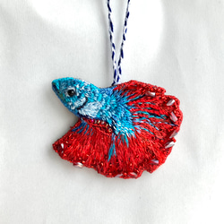 ベタの刺繍オーナメント/ブローチ "red and blue betta fish" 魚モチーフ　魚ブローチ 18枚目の画像