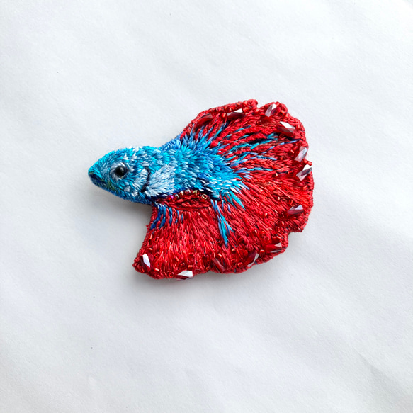 ベタの刺繍オーナメント/ブローチ "red and blue betta fish" 魚モチーフ　魚ブローチ 1枚目の画像