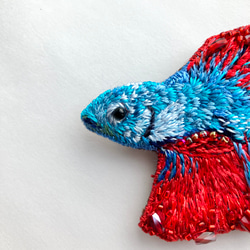 ベタの刺繍オーナメント/ブローチ "red and blue betta fish" 魚モチーフ　魚ブローチ 11枚目の画像