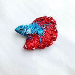 ベタの刺繍オーナメント/ブローチ "red and blue betta fish" 魚モチーフ　魚ブローチ 19枚目の画像