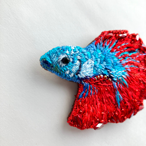 ベタの刺繍オーナメント/ブローチ "red and blue betta fish" 魚モチーフ　魚ブローチ 13枚目の画像