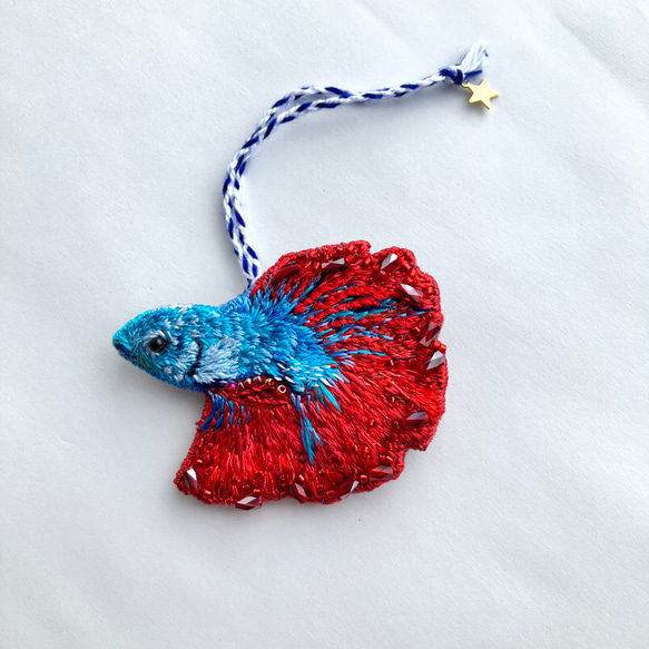 ベタの刺繍オーナメント/ブローチ "red and blue betta fish" 魚モチーフ　魚ブローチ 2枚目の画像