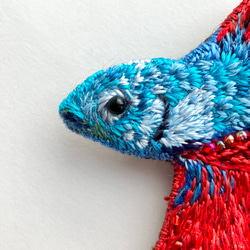 ベタの刺繍オーナメント/ブローチ "red and blue betta fish" 魚モチーフ　魚ブローチ 10枚目の画像