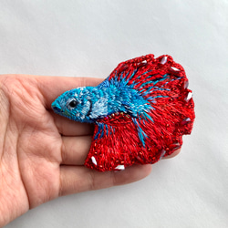 ベタの刺繍オーナメント/ブローチ "red and blue betta fish" 魚モチーフ　魚ブローチ 3枚目の画像