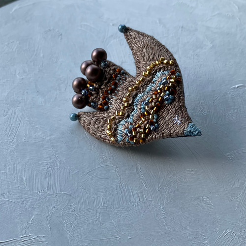 草木染め糸を使った鳥の刺繍ブローチ 