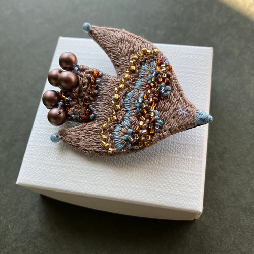 草木染め糸を使った鳥の刺繍ブローチ 