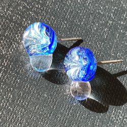 ガラスのピアス　クリアの雫+ブルー 6枚目の画像