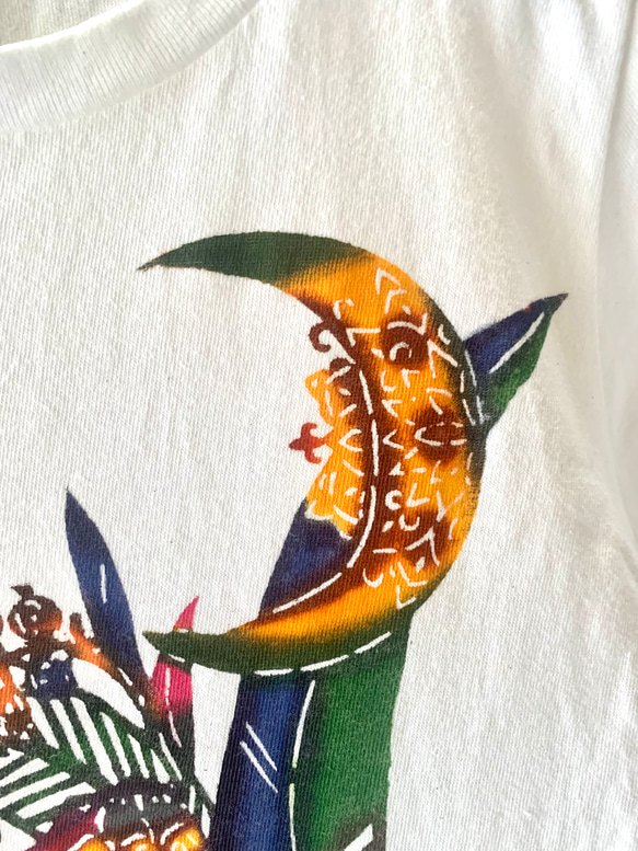 【送料無料】レディースTシャツLサイズ/手染め紅型の月と月桃のTシャツ/ホワイト 4枚目の画像