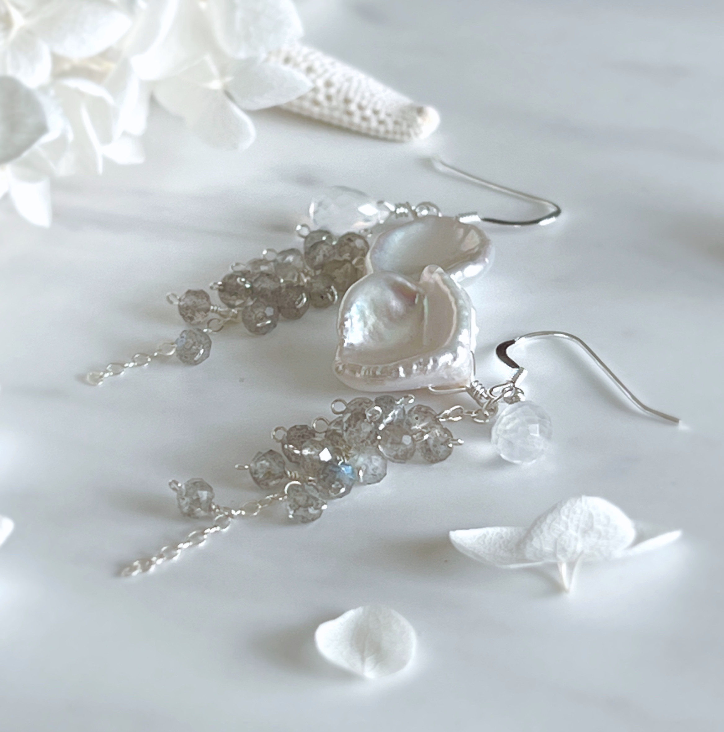 【silver925】花弁パール×レインボームーンストーン＊ラブラドライトふさふさピアス